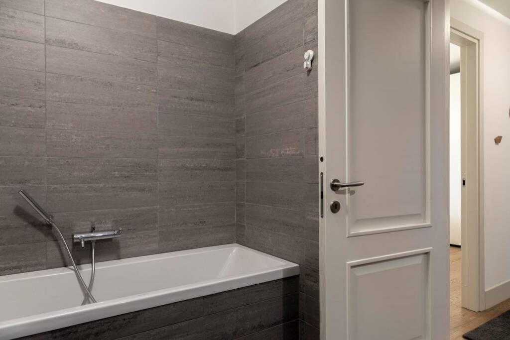 Palazzo Tergesteo Tirabora Suite Apartments Trieste Exterior photo